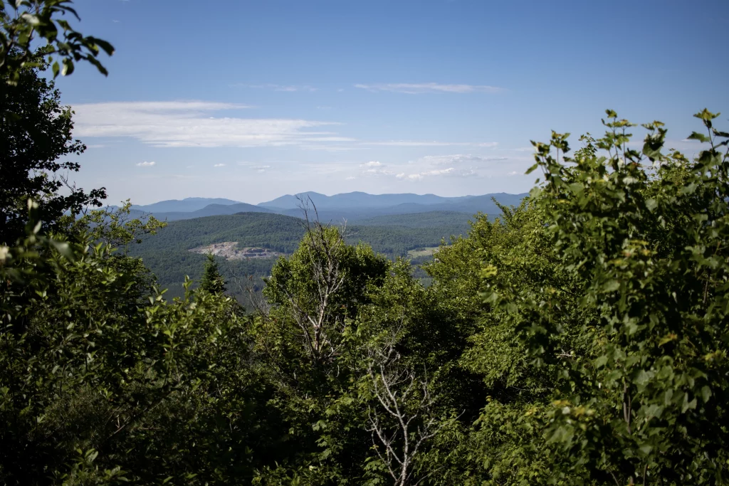 Many points around the peak are mostly wooded.