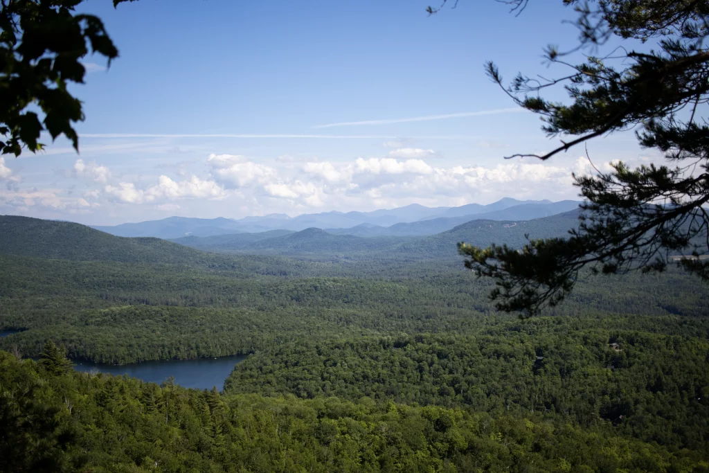 The top of the mountain is sprawling and has many ledges with small lookouts.