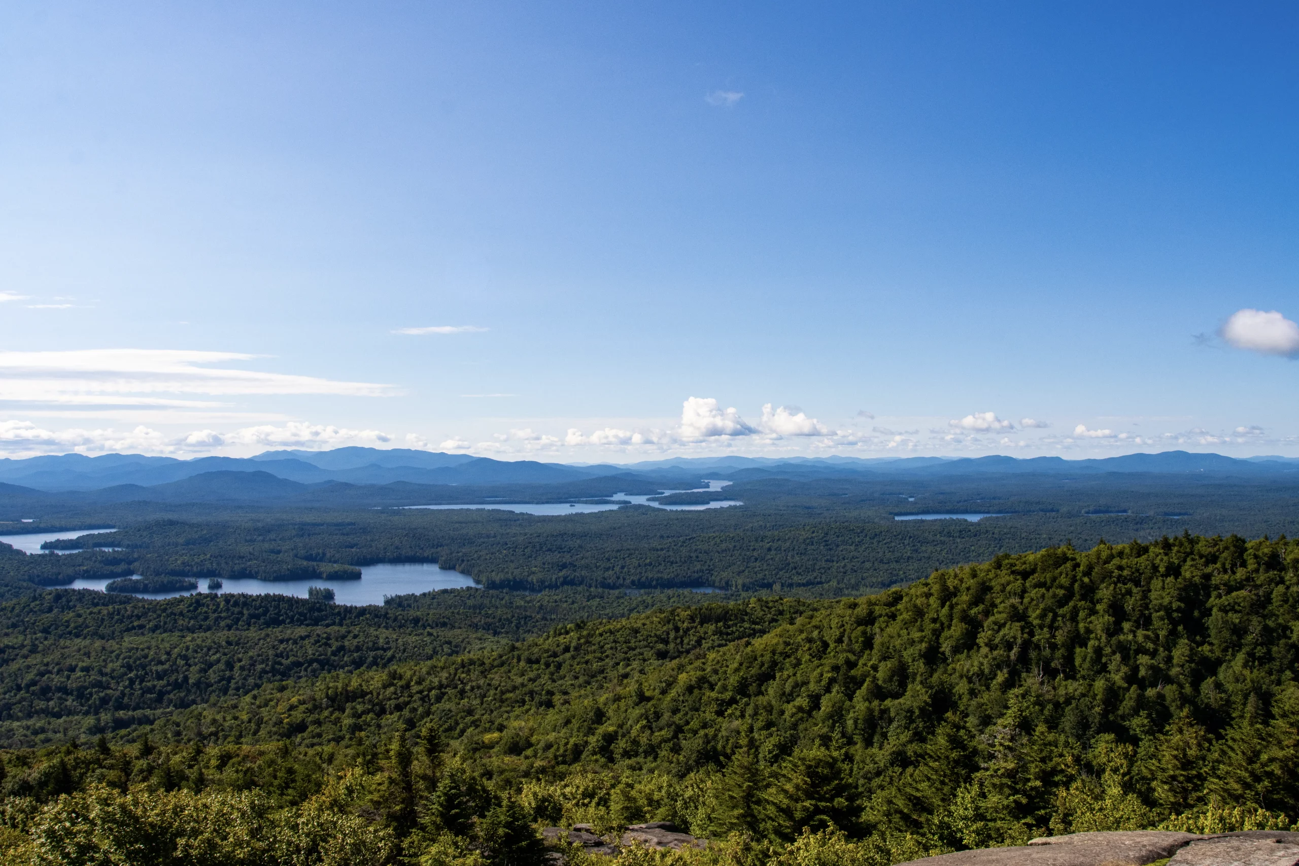 The open face peak descends slightly into more advantageous lookouts.